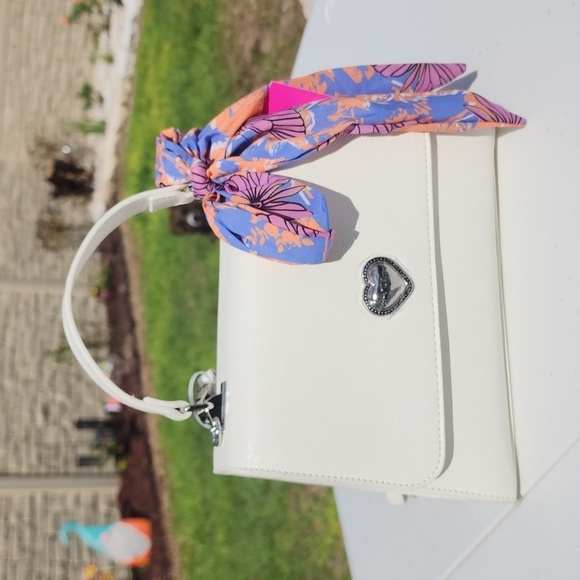 BETSEY JOHNSON WHITE CROSSBODY w/SCARF - Picture 2 of 8